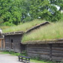 Tradycyjne, norweskie drewniane domy z dachem zielonym