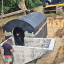 Piwniczka ogrodowa betonowa a plastikowa – sprawdź różnice między nimi!